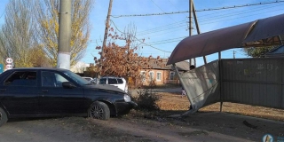 В Аткарске водитель «Приоры» побоялся задавить собаку и снес остановку