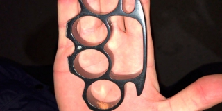 18-летнего парня задержали при попытке продать кастет 18-летнего парня задержали при попытке продать кастет