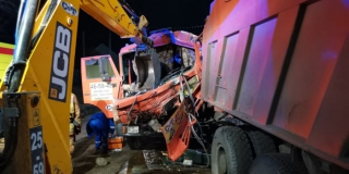 На Панфилова кабину «КамАЗа» расплющило о ковш экскаватора На Панфилова кабину «КамАЗа» расплющило о ковш экскаватора