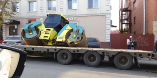 На Вольской каток рухнул на припаркованные автомобили На Вольской каток рухнул на припаркованные автомобили