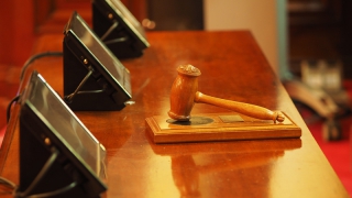 В Вольске суд заставил бывшего зэка выселиться из дома возлюбленной В Вольске суд заставил бывшего зэка выселиться из дома возлюбленной