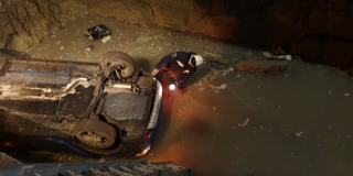 В Саратове водитель легковушки едва не утонул в коммунальной яме
