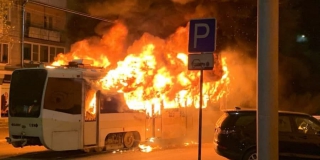 В Саратове из-за сгоревшего трамвая в центре города повреждены три легковушки