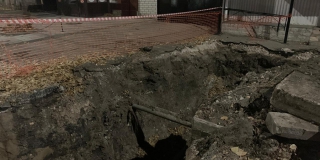 Падение женщины в яму на Хользунова. Чиновники пожаловались в полицию на «Т Плюс»