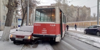 В Саратове трамвай слетел с рельсов и протаранил автомобиль
