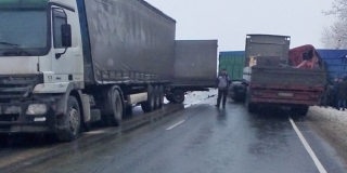 Под Хвалынском произошло столкновение 4-х грузовиков