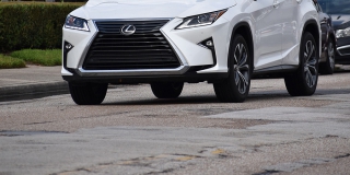 Суд взыскал с чиновников 389 тысяч из-за порчи «Лексуса» в яме на Новоузенской Суд взыскал с чиновников 389 тысяч из-за порчи «Лексуса» в яме на Новоузенской