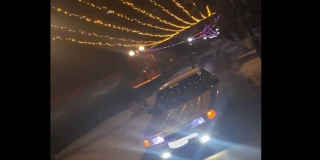 Тренд на автохамство. В Аткарске местный житель сфотографировал свое авто под новогодним украшением