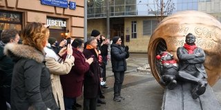 В Москве открыли памятник Олегу Табакову с намеком на Саратов в виде раков