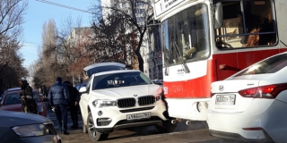 В центре Саратова столкнулись троллейбус и «БМВ Х6»