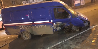 В Энгельсе юноша на «Форд Мондео» протаранил машину «Почты России» В Энгельсе юноша на «Форд Мондео» протаранил машину «Почты России»