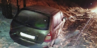 Под Татищевом «Калина» при обгоне улетела в кювет и врезалась в дерево Под Татищевом «Калина» при обгоне улетела в кювет и врезалась в дерево