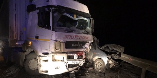 На Московском шоссе фура впечатала «Форд» в отбойник. Погиб мужчина На Московском шоссе фура впечатала «Форд» в отбойник. Погиб мужчина