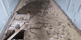 На 2-й Дачной горожане боятся идти в «ледяной» переход с ямой в полу