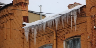 Крыши домов Саратова начинают обрастать опасными сосульками. Фоторепортаж
