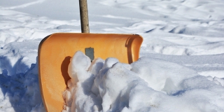 Саратовскому министру пожаловались на привлечение родителей к расчистке снега в школах и детсадах