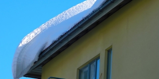 В Ленинском районе мужчина погиб при расчистке снега на крыше