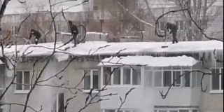 В Заводском районе мужчины чистили крышу пятиэтажки без всякой страховки