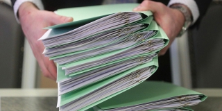 Путин предложил разрешить госслужащим работать без ограничения по возрасту Путин предложил разрешить госслужащим работать без ограничения по возрасту