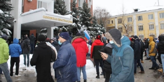 Сторонники Навального устроили митинг возле Саратовской областной думы