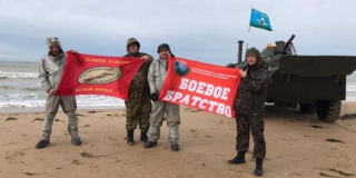 Военные из Саратова на бронетехнике добрались до Азовского моря