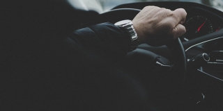 В Энгельсском районе пожилой водитель врезался в отбойник и погиб В Энгельсском районе пожилой водитель врезался в отбойник и погиб