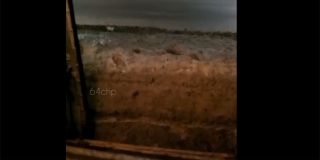 В Саратове трамвай ехал с открытой дверью и остановился в сугробе В Саратове трамвай ехал с открытой дверью и остановился в сугробе