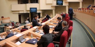 В городской думе проголосовали за сокращение числа депутатов и расширение границ Саратова