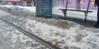 Жительница Саратова жалуется на «ледяную горку» на трамвайной остановке