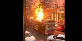 В центре Саратова заискрился и загорелся троллейбус В центре Саратова заискрился и загорелся троллейбус