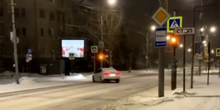 На Московской автохам устроил дрифт возле отдела полиции