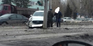 В Заводском районе «Мазда» после ДТП оказалась на трамвайных рельсах В Заводском районе «Мазда» после ДТП оказалась на трамвайных рельсах