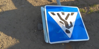 Возле горпарка автобус сбил дорожный знак, тот травмировал пешехода Возле горпарка автобус сбил дорожный знак, тот травмировал пешехода