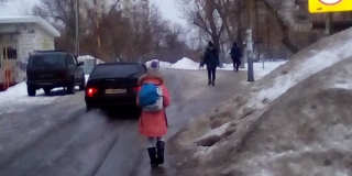 В Заводском районе дети добираются до школы среди ледяных глыб и машин