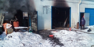 В Сторожевке загорелось здание СТО В Сторожевке загорелось здание СТО