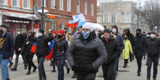 Мужчину наказали за приспущенную маску во время несанкционированного шествия Мужчину наказали за приспущенную маску во время несанкционированного шествия