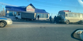 В Балакове «ГАЗель» врезалась в магазин после ДТП с автобусом В Балакове «ГАЗель» врезалась в магазин после ДТП с автобусом