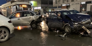 Возле горпарка произошло столкновение 5 автомобилей Возле горпарка произошло столкновение 5 автомобилей