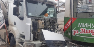 Два человека пострадали в утреннем столкновении трамвая с автоцистерной Два человека пострадали в утреннем столкновении трамвая с автоцистерной