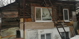 Многодетная мать отказывается переезжать из разваливающегося дома на окраину Саратова