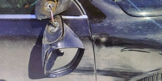 На Соколовогорской «Туарег» сломал о пешехода зеркало На Соколовогорской «Туарег» сломал о пешехода зеркало