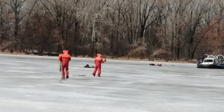 Спасатели вытащили из Волги провалившихся под лед рыбаков