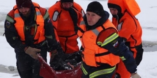 За день спасли более 10 рыбаков. Глава правительства призвал не идти на лед