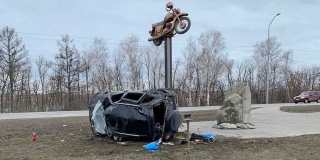 У памятника погибшим мотоциклистам перевернулся «Шевроле». Трое ранены У памятника погибшим мотоциклистам перевернулся «Шевроле». Трое ранены