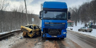 Девочка и двое взрослых пострадали в лобовом ДТП легковушки с фурой Девочка и двое взрослых пострадали в лобовом ДТП легковушки с фурой