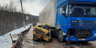 Пострадавшая в столкновении легковушки с фурой девочка умерла в больнице Пострадавшая в столкновении легковушки с фурой девочка умерла в больнице