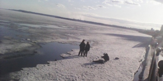 Группу детей заметили на полуразмытом льду возле набережной