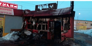  Рано утром на Усть-Курдюмской сгорело здание шиномонтажа