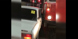 На Советской трамвай сошел с рельсов и врезался в машину На Советской трамвай сошел с рельсов и врезался в машину