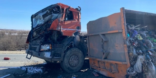 На выезде из Саратова опрокинулся грузовик с мусором На выезде из Саратова опрокинулся грузовик с мусором